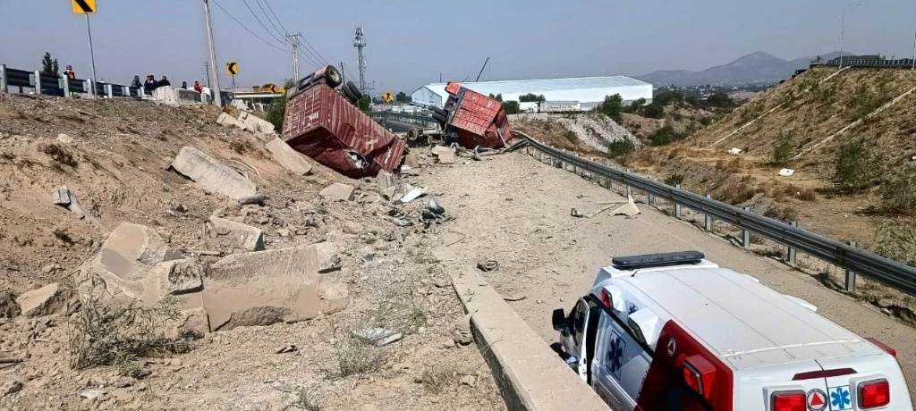 Personal de protección civil y elementos de rescate acudieron a la zona para trasladar a los heridos al IMSS de Texcoco. Foto La Jornada 