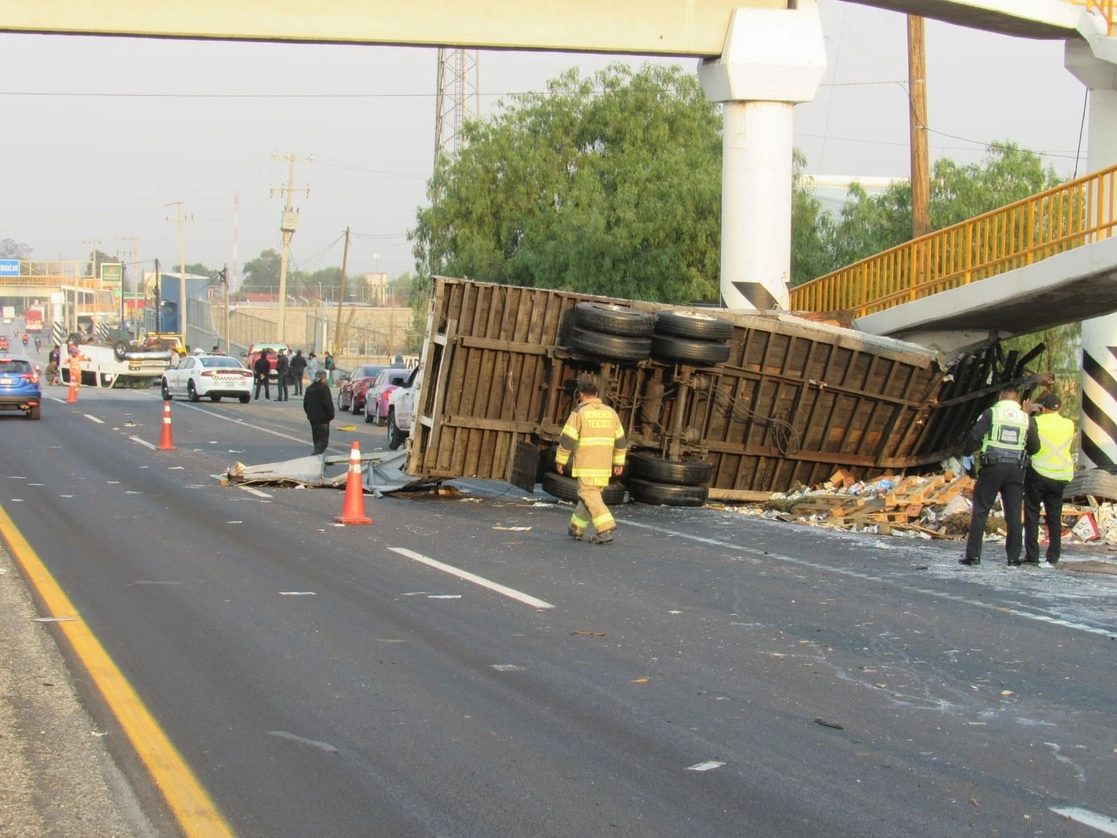 La vialidad de la carretera Texcoco-Calpulalpan fue cerrada mientras se realizaban labores de retiro de la unidad y limpieza de la vía, el 23 de abril de 2021. Foto La Jornada
