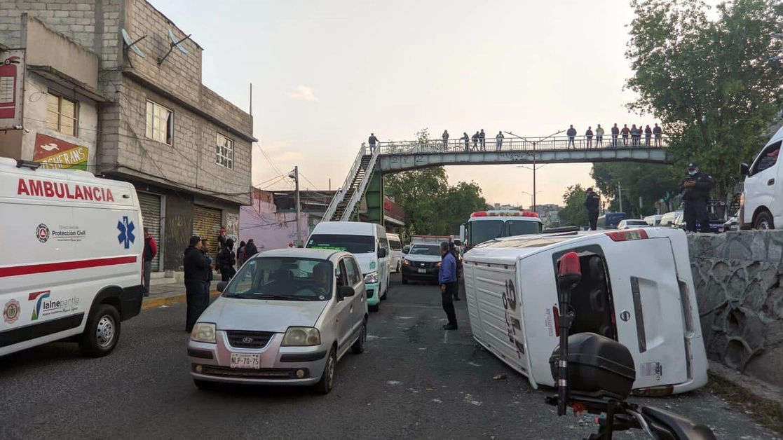 Personal de los cuerpos de emergencia efectúa maniobras para retirar el vehículo de la vialidad. Foto cortesía de la alcaldía Tlalnepantla
