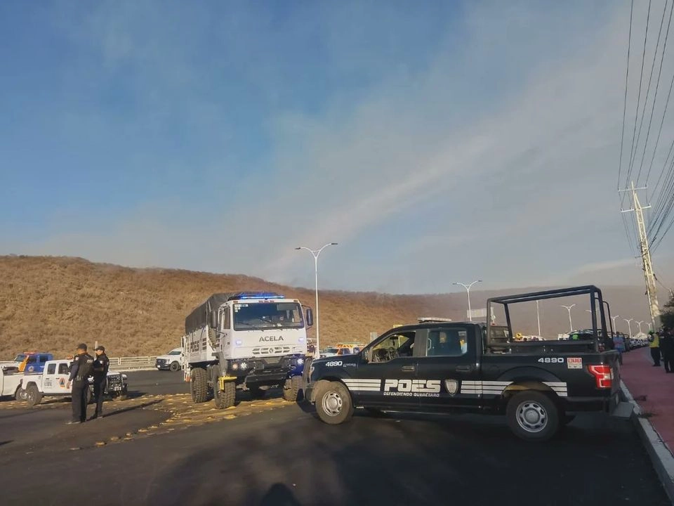 Por causas no esclarecidas, una camioneta de la Secretaría de la Defensa Nacional chocó con la barda de contención, el cual se salió de la vía asfáltica y se volcó.