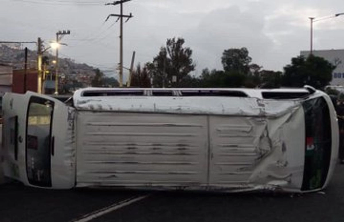 Elementos de la Guardia Nacional y policía municipal acordonaron el área y cerraron la circulación de la autopista.