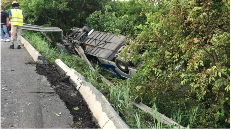 El reporte de los cuerpos de auxilio indica que el accidente se registró a la altura del kilómetro 298+400 con dirección al Estado de Puebla. Foto La Jornada Maya / archivo