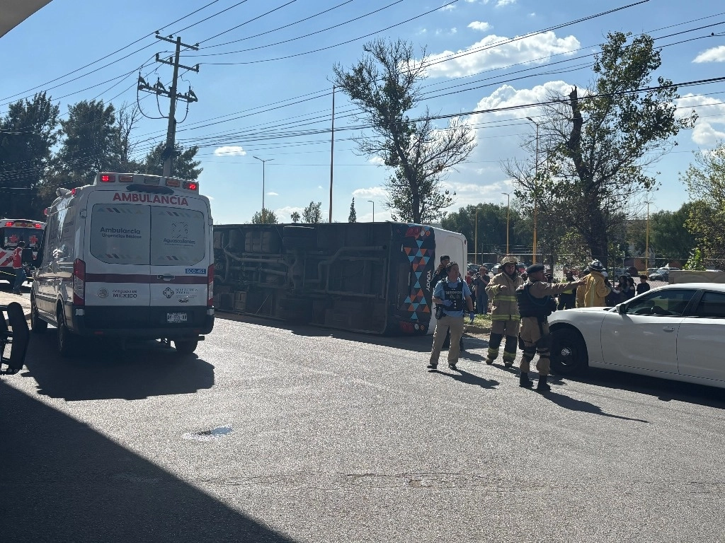 Al sitio acudieron ambulancias del Instituto de Servicios de Salud del estado (ISSEA), bomberos municipales y estatales, así como socorristas de la Cruz Roja para trasladar a los heridos a diversos nosocomios cercanos, cómo la clínica 1 y 2 del Seguro Social, en la capital del estado. Foto Claudio Bañuelos 