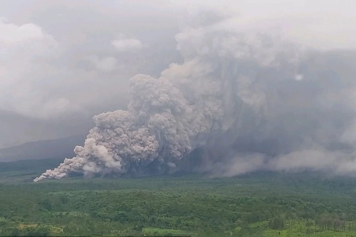 La erupción del Monte Semuru en la provincia indondesia de Java Oriental ha obligado la evacuación de más de 300 personas en el distrito de Lumajang. Foto 
