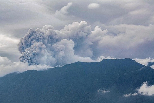 El volcán Monte Marapi, situado en la isla de Sumatra, en Indonesia, entró en erupción este domingo. Foto Afp