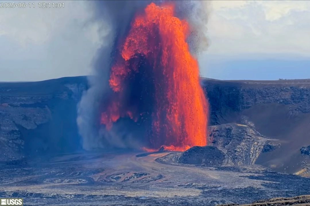 Esta imagen, tomada por una cámara web del Servicio Geológico de Estados Unidos (USGS), muestra fuentes de lava que se elevan en el último episodio de la erupción del volcán Kilauea, dentro del Parque Nacional de los Volcanes de Hawái, el miércoles 11 de junio de 2025. Foto