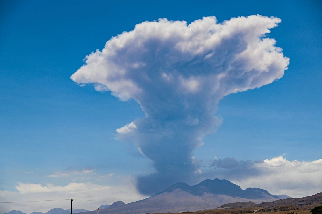 El volcán Lascar durante un pulso eruptivo en Peine, Región de Antofagasta, Chile, el 10 de diciembre de 2022. Foto Afp