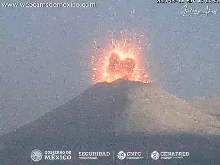 Una de las explosiones del Popocatépetl puso en alerta a los habitantes de Atlixco, Puebla, el 11 de mayo de 2023. Foto tomada de Twitter @webcamsdemexico
