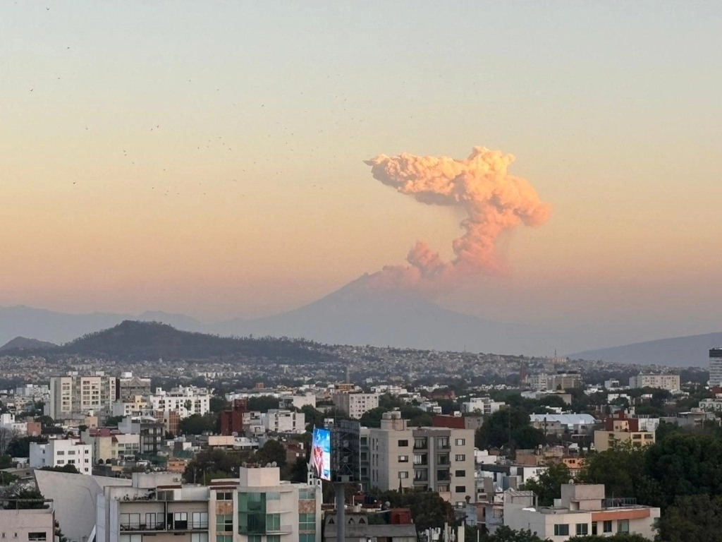 Más de un kilómetro se levantó la columna de ceniza tras una explosión en el Volcán Popocatépetl. Foto María Luisa Severiano