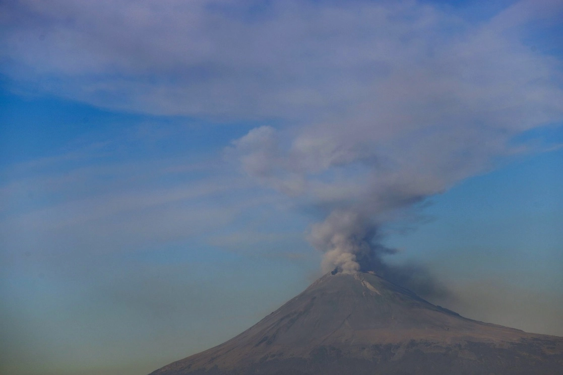 El volcán Popocatepetl registró una fumarola de ceniza la mañana de este sábado. Foto Cuartoscuro