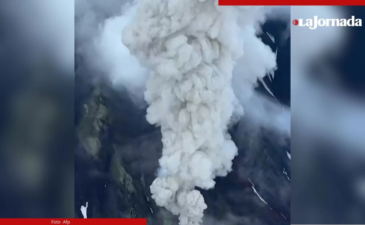 La nube de ceniza se desplazó hacia el este, en dirección al océano Pacífico. “No hay zonas pobladas a su paso”, aseguró el ministerio en Telegram.