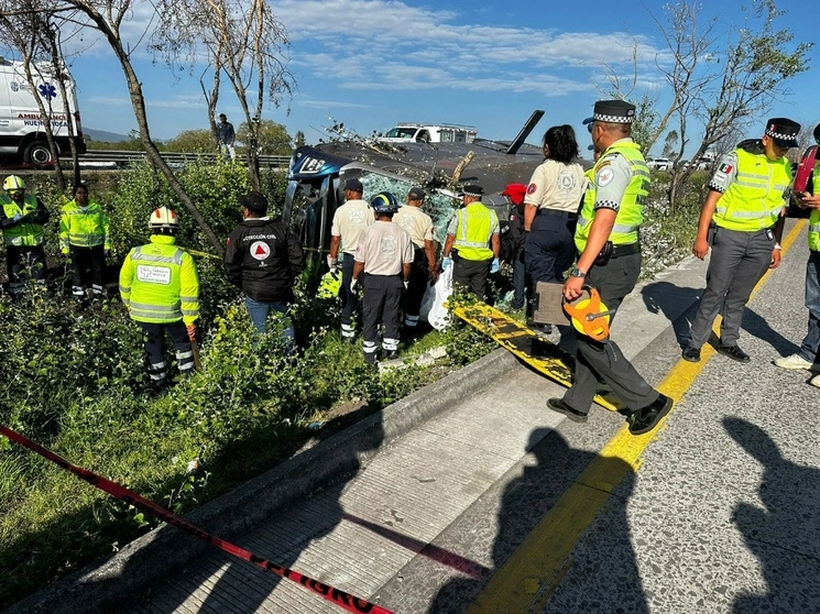 Cuerpos de rescate arribaron al kilómetro 85 + 100 en la autopista México-Querétaro, a la altura del municipio de Jilotepec, estado de México, donde un autobús volcó, con saldo de seis personas muertas y 15 heridas. Foto ‘La Jornada’
