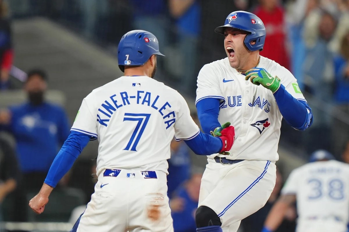 Con un cuadrangular de tres carreras de George Springer, los Azulejos de Toronto vencieron 4-3 a los Marineros de Seattle para ganar la Liga Americana y avanzar a la Serie Mundial, donde se enfrentarán a los campeones Dodgers a partir del viernes. Seattle, de los mexicanos Randy Arozarena y Andrés Muñoz, mantuvo la ventaja hasta la sexta entrada, pero en la séptima su pitcheo se desmoronó. En la imagen, Springer (derecha) celebra con Isiah Kiner-Falefa en el juego siete de la serie. 