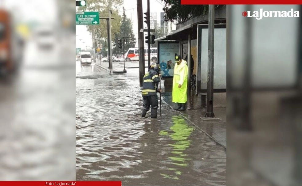 Las principales causas de las afectaciones que se registran en esta temporada tienen que ver con la basura que se deposita en la vía pública, así como aquella que se acumula en cañadas y drenajes, señala el secretario de Gestión Integral del Agua. Foto 