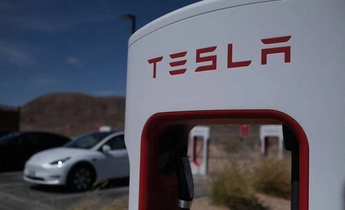 Tesla vendió 74.073 vehículos eléctricos fabricados en China en septiembre, 10.9% menos que el año anterior. Foto Afp