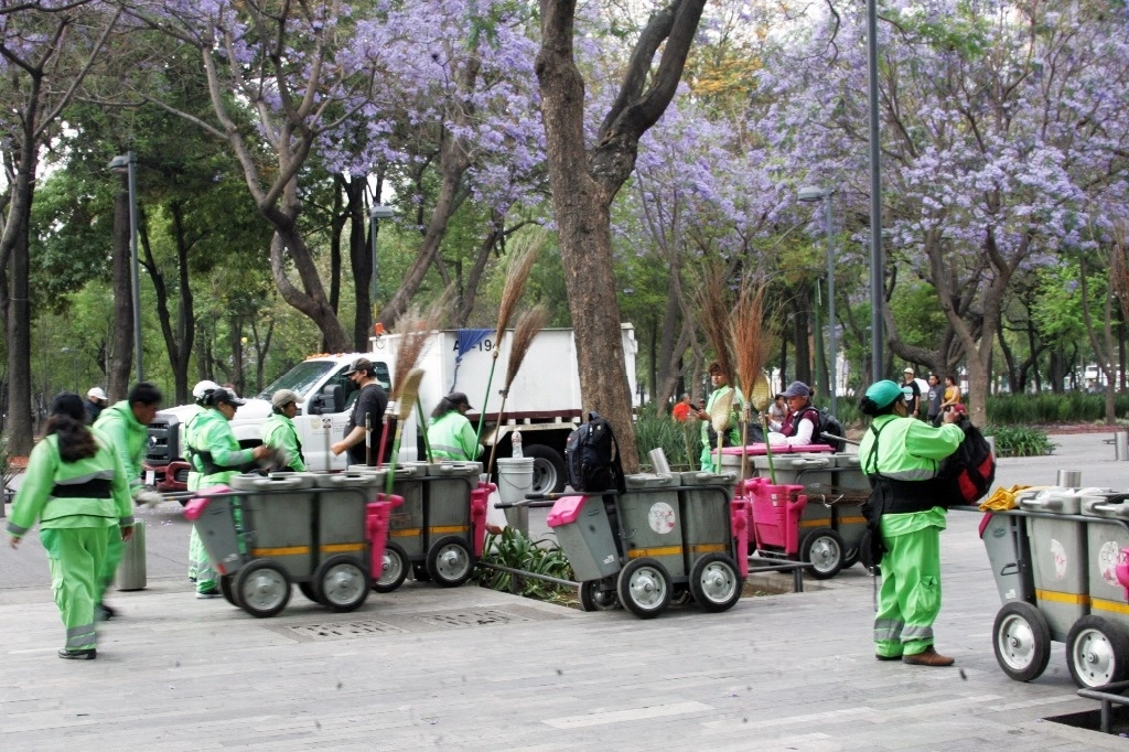 Personal de limpia en la Alameda Central de la CDMX. Foto Roberto García Rivas