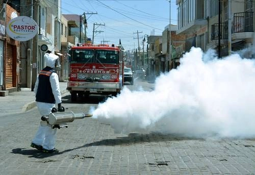 Trabajadores de Protección Civil y Servicios Públicos de Guadalupe, Zacatecas, sanitizan con aspersores industriales calles y avenidas para reducir los contagios de Covid-19. Esta ciudad, junto con Fresnillo y Zacatecas, son los centros urbanos con más casos de infecciones. Foto Alfredo Valadez