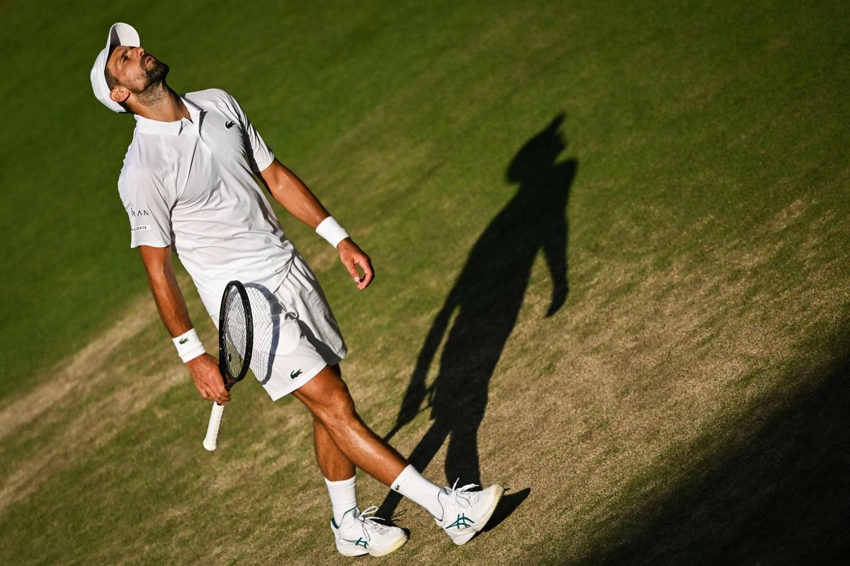 El serbio Novak Djokovic durante el partido ante el italiano Jannik Sinner en Wimbledon, el 11 de julio de 2025. Foto 