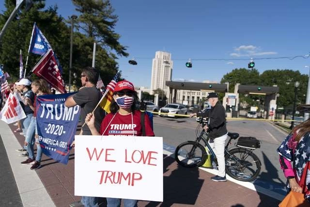 Seguidores del presidente Donald Trump, contagiado de Covid-19 le  manifestaron su apoyo. Foto Afp