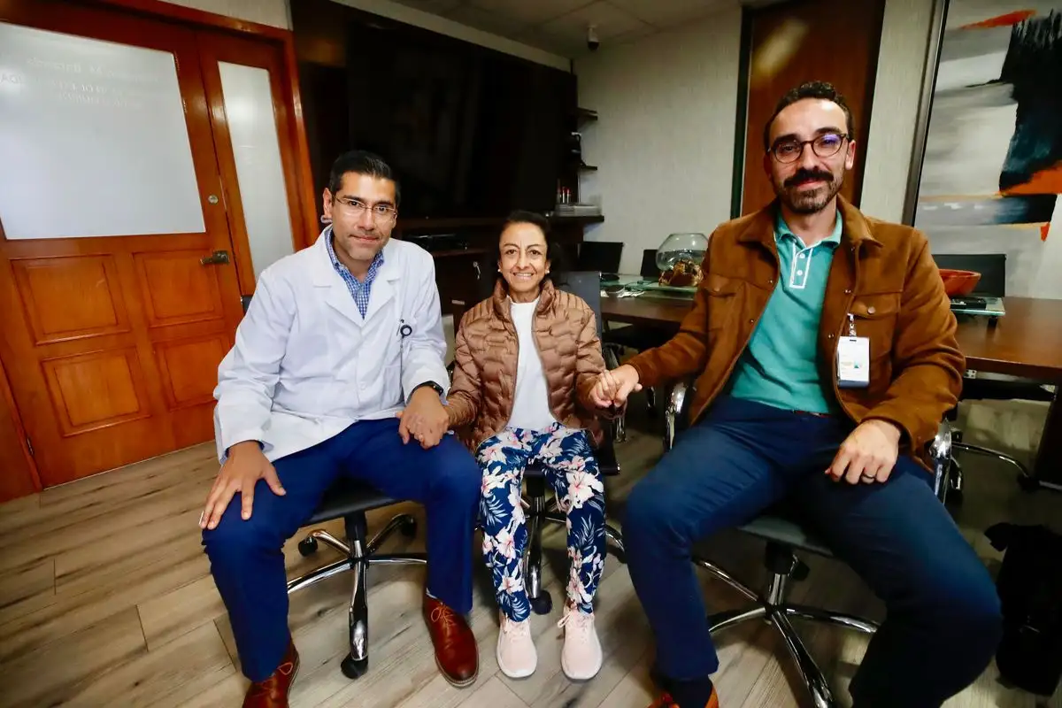 Jessica Valles llevó tratamientos de diálisis durante 17 años, en espera de un trasplante de riñón. Con el paso del tiempo su corazón comenzó a fallar, con lo cual fue necesaria una cirugía dual, la primera en el Instituto Nacional de Cardiología Ignacio Chávez. El pasado 8 de marzo apareció un donador y la operación, que duró 11 horas, fue posible. Ahora está prácticamente recuperada, recibe atención y medicinas gratuitas. Me siento muy bien, comenta. En la imagen, el nefrólogo César Flores Gama, la paciente –originaria de Michoacán– y el cardiólogo Juan Carlos de la Fuente. 