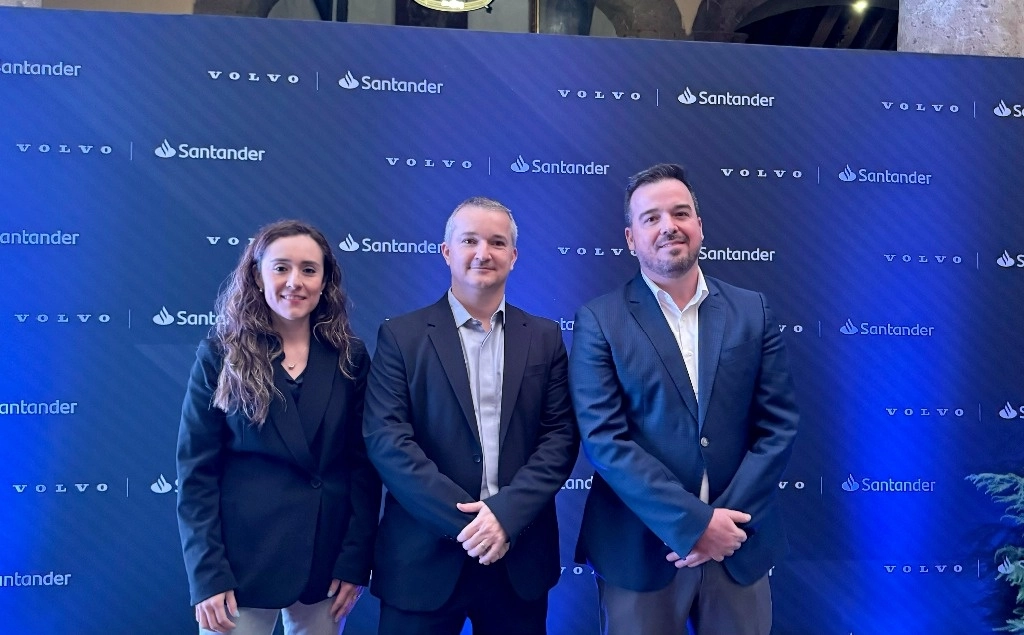 Tamara Arce, directora de Ventas de Volvo Cars México, Raymundo Cavazos, director General de Volvo Cars México, y Alejandro Vázquez, director Ejecutivo Automotriz Santander, en el marco de la presentación de la alianza entre ambas instituciones. Foto Paco Del Toro