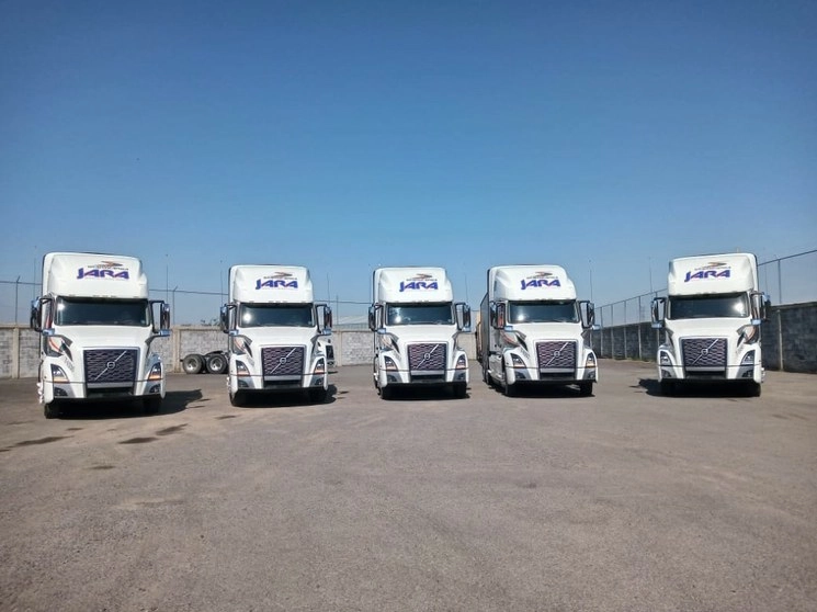 Grupo Tractocamiones y Autobuses del Bajío entregó 5 unidades Volvo VNL 760 para la empresa transportista Transkarga Jara. Foto cortesía Volvo Trucks México.