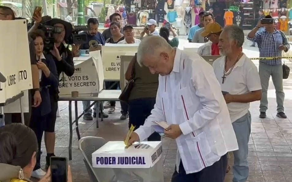El ex presidente López Obrador al emitir su voto, ayer en Palenque. Foto 
