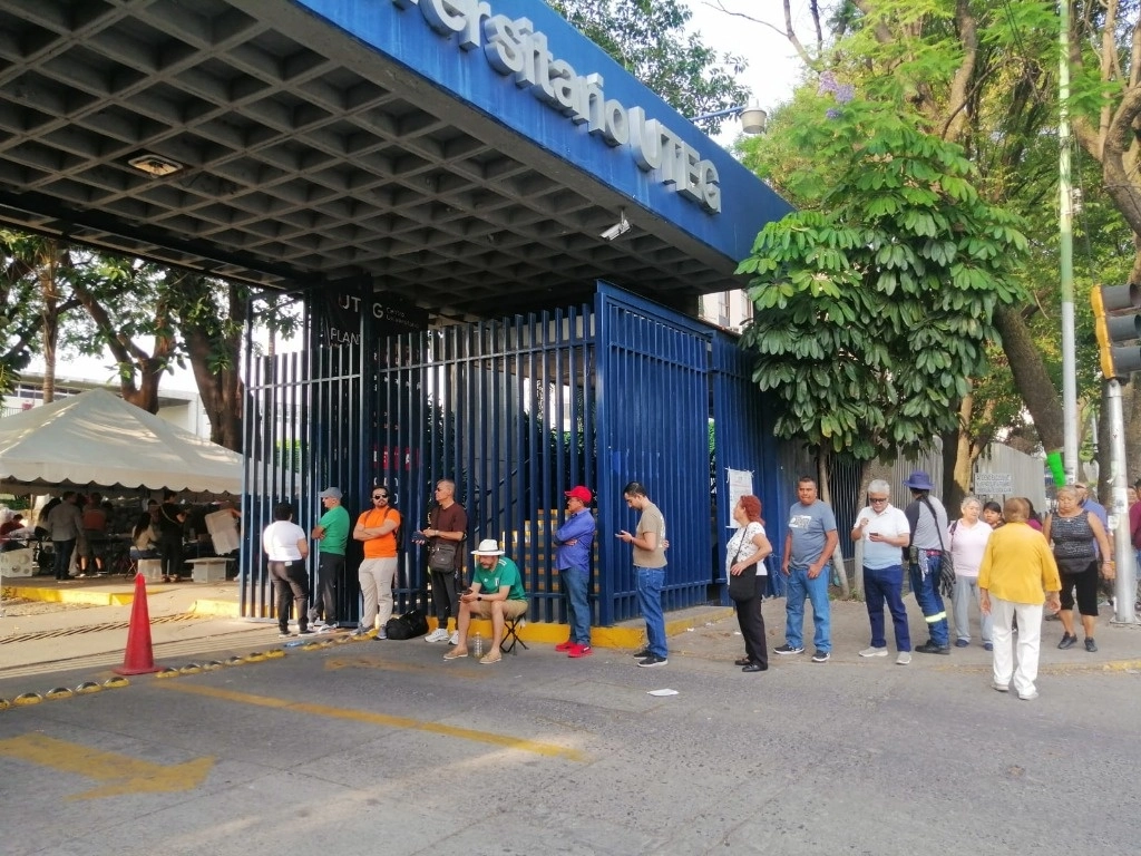 Fila de votantes al exterior de la casilla de la sección 988 de Guadalajara, Jalisco, el 2 de junio de 2024. Foto Arturo Campos Cedillo