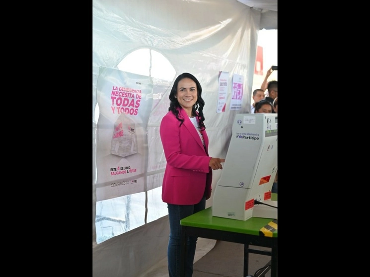 La candidata de la coalición PRI-PAN-PRD-NA, Alejandra del Moral, acudió a sufragar en Cuatitlán Izcalli, estado de México, el 4 de junio de 2023. Foto Silvia Chávez González