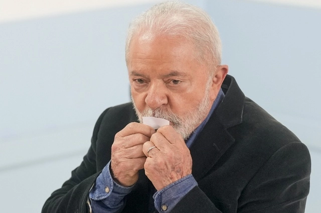 El ex presidente de Brasil, Luiz Inácio Lula da Silva, votó este domingo en la primera vuelta de las elecciones nacionales. Foto Ap