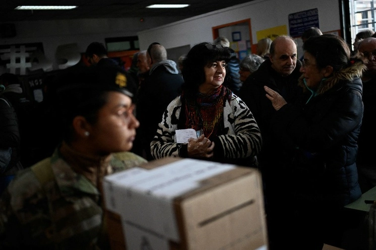 Ciudadanos acuden a votar en las  Primarias Abiertas, Simultáneas y Obligatorias en Argentina. Foto Afp  