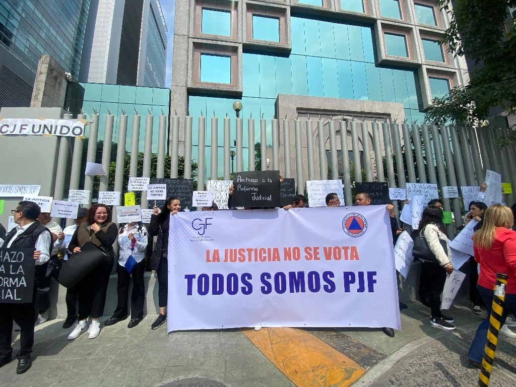 Trabajadores del Poder Judicial se manifiestan contra la reforma judicial en el edificio sede de la CJF, en la Ciudad de México. Foto Germán Canseco / Archivo

