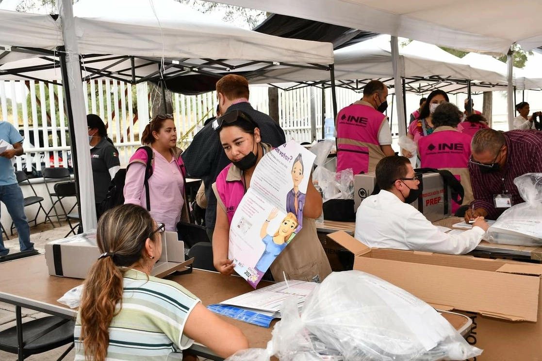 Funcionarios de casillas y personal del Instituto Nacional Electoral en el estado de Aguascalientes reciben la documentación y paquetería para los comicios del próximo domingo, en los que se renovará la gubernatura, el 2 de junio de 2022. Foto tomada del Facebook de @InstitutoEstatalElectoral