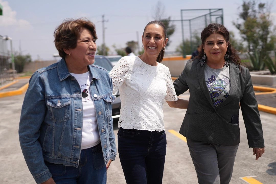  La Presidenta visitó ayer las plantas de transformación de basura de la CDMX. En la imagen, con la gobernadora del Edomex, Delfina Gómez, y la jefa de Gobierno, Clara Brugada. 