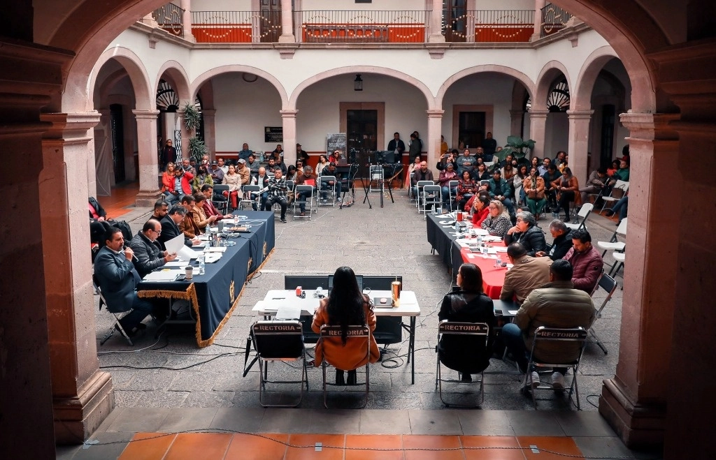 Mesa de diálogo de los trabajadores del SPAUAZ. Foto Alfredo Valadez