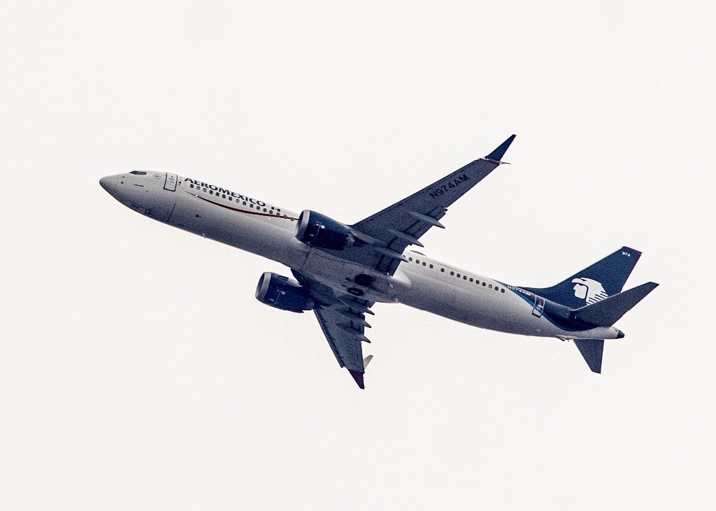 Un avión Boeing 737 Max de Aeroméxico, vuela sobre la Ciudad de México, el 23 de mayo de 2024. Foto José Núñez