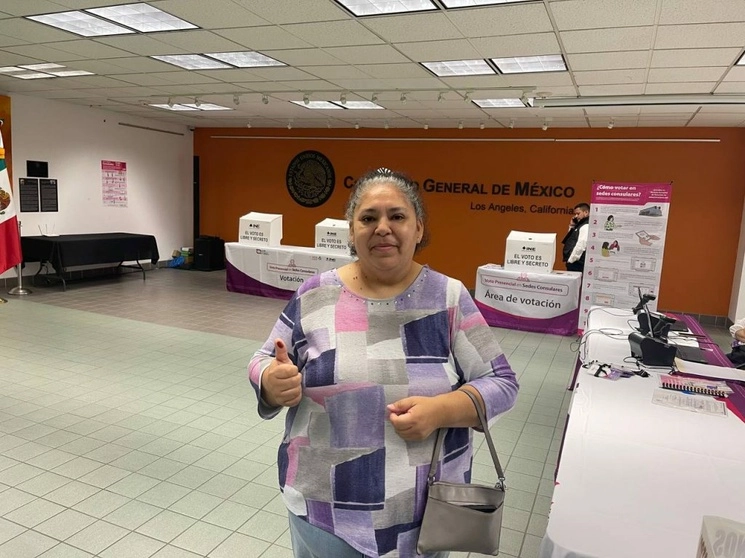 Ciudadana mexicana residente en el extranjero tras emitir su voto. Foto INE