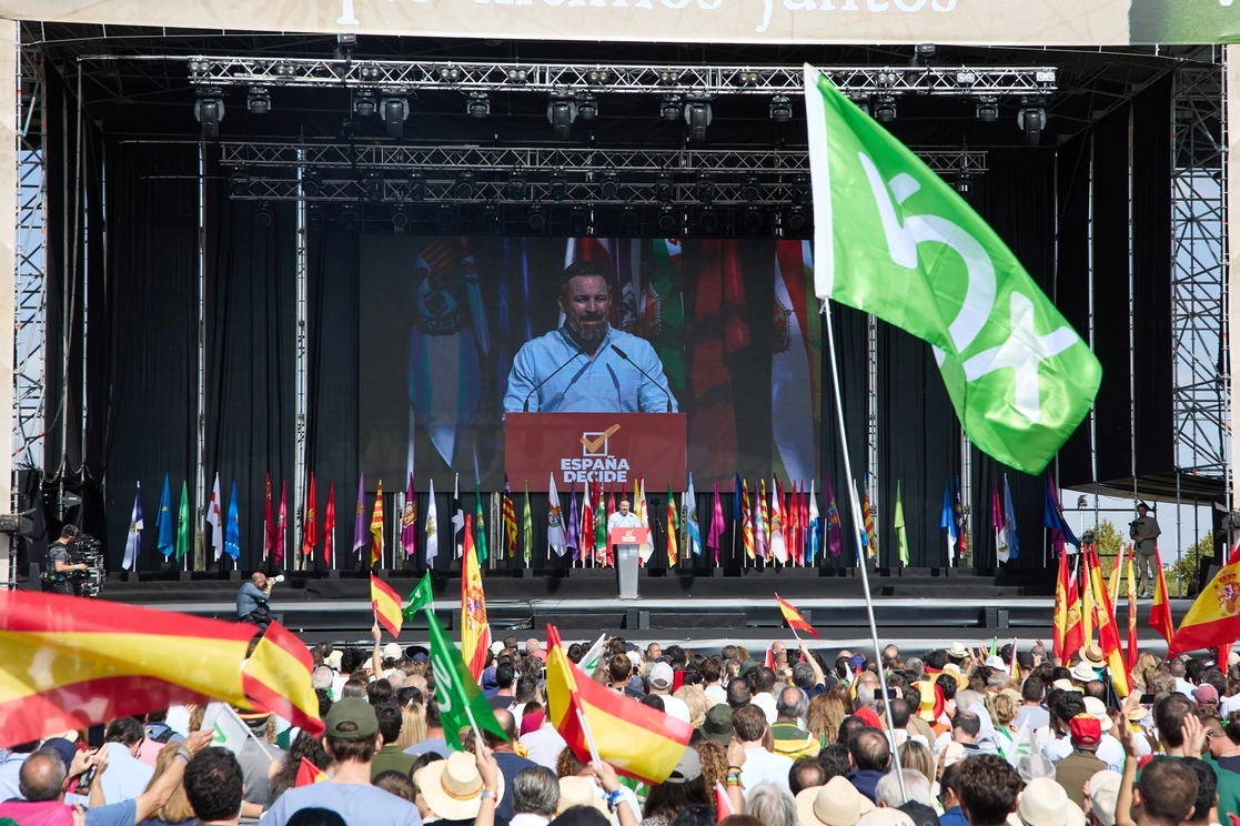 Miles de jóvenes escucharon los discursos extremistas y conservadores de Santiago Abascal, líder de Vox, tercera fuerza política en España. Foto  Europa Press