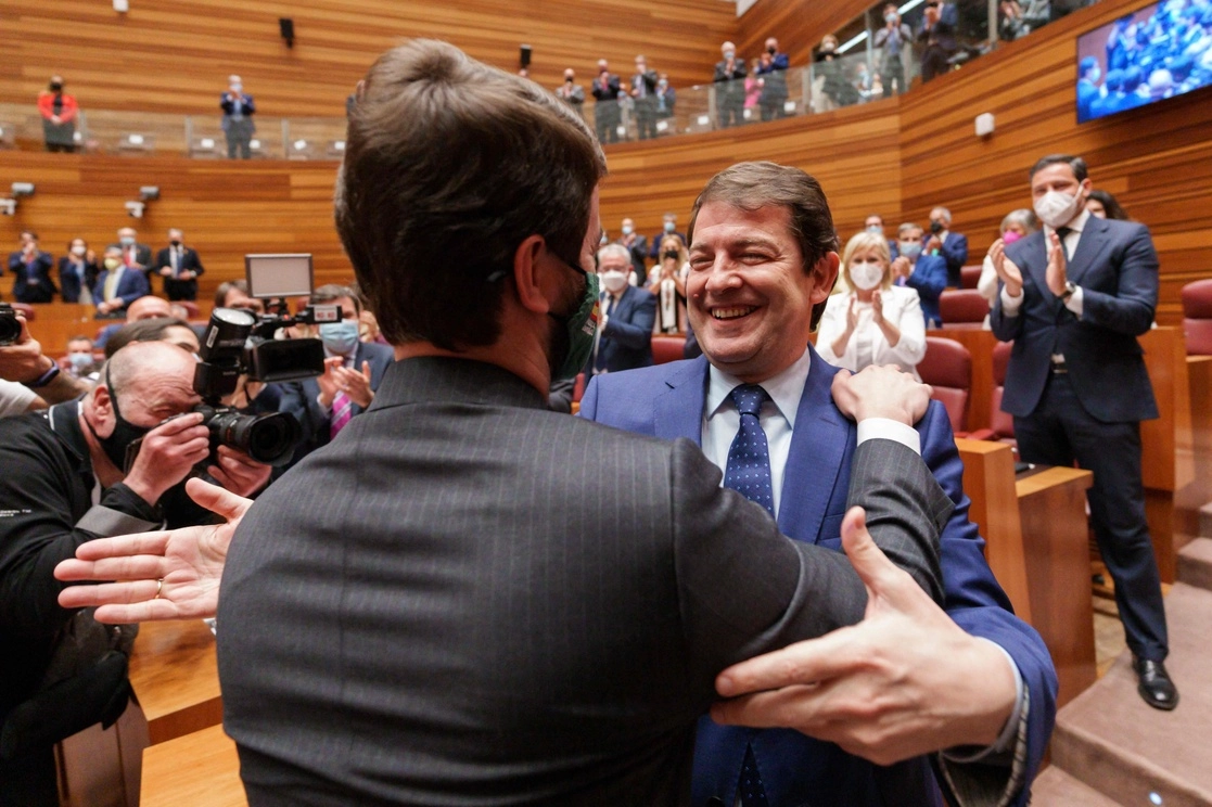El líder del PP en Castilla y León, Alfonso Fernández Mañueco, y el líder de Vox, Juan García Gallardo, en el Parlamento regional en Valladolid, el pasado 11 de abril. Foto Afp