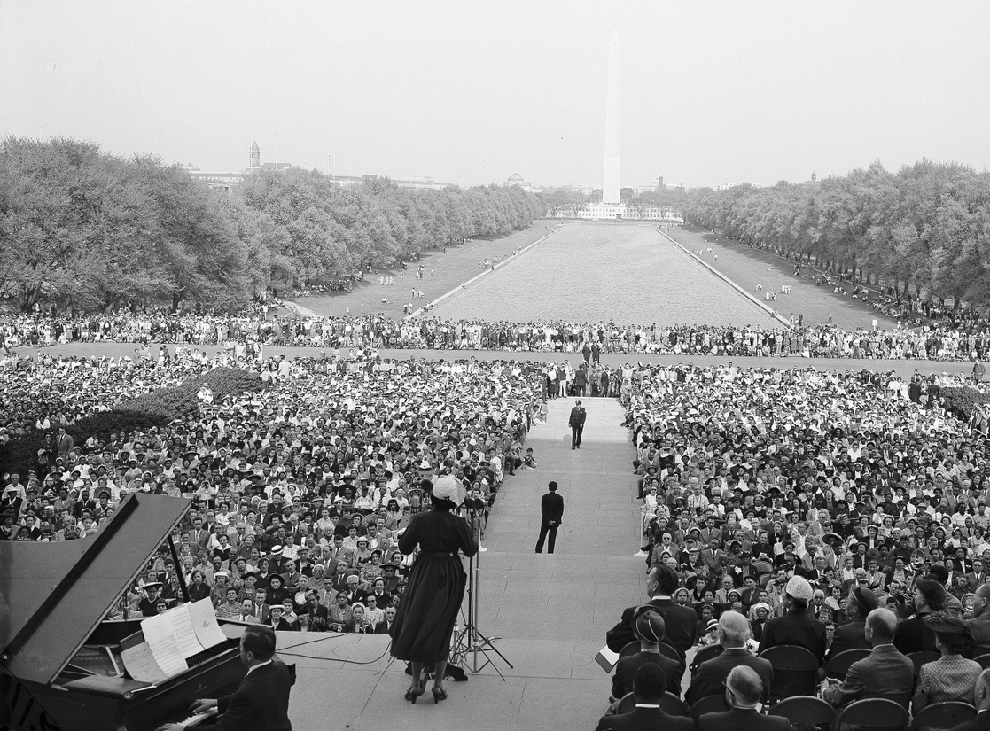 Marian Anderson se presenta en los escalones del Monumento a Lincoln en Washington el 20 de abril de 1952. Sony Classical, que posee el archivo de Victor, lanzará el 27 de agosto una colección de 15 CDs que abarca la carrera de Anderson de 1924 a 1966.Foto Ap / Archivo