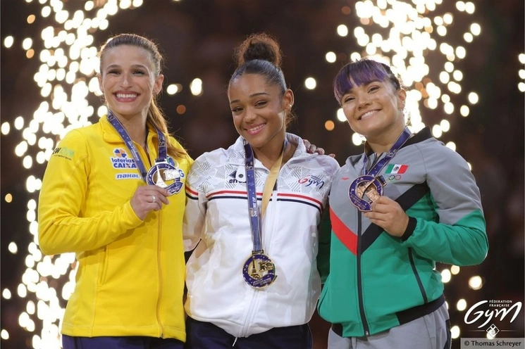La nacida de Mexicali (a la derecha) ya no piensa en el retiro como en 2016 y 2021. Foto @fgymnastique