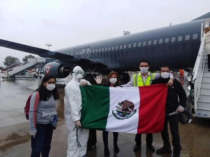 Los mexicanos vuelan en dos aviones de la Fuerza Aérea Mexicana. La imagen fue difundida por el canciller Ebrard en su cuenta de Twitter 