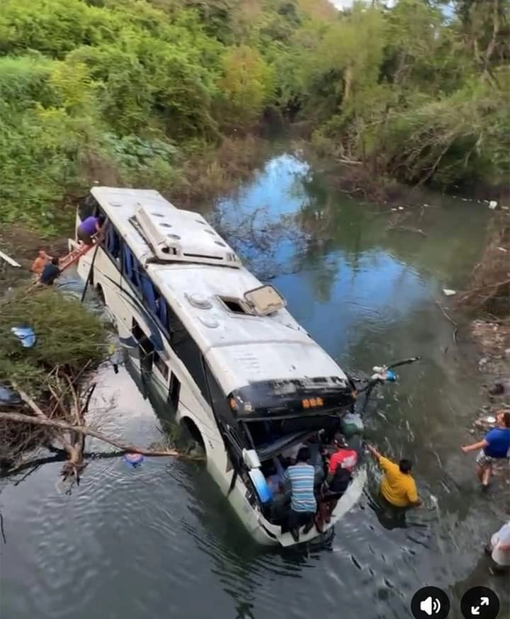 Un autobús de turismo se volcó en la carretera Valles-Naranjo en SLP, dejando un saldo de 25 lesionados. Foto La Jornada