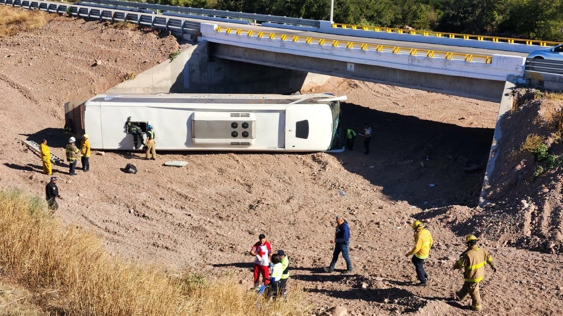 El autobús de pasajeros cayó del puente "El Valiente", ubicado en el Klilómetro 139 de la carretera Hermosillo-Ciudad Obregón. Foto Cristina Gómez Lima