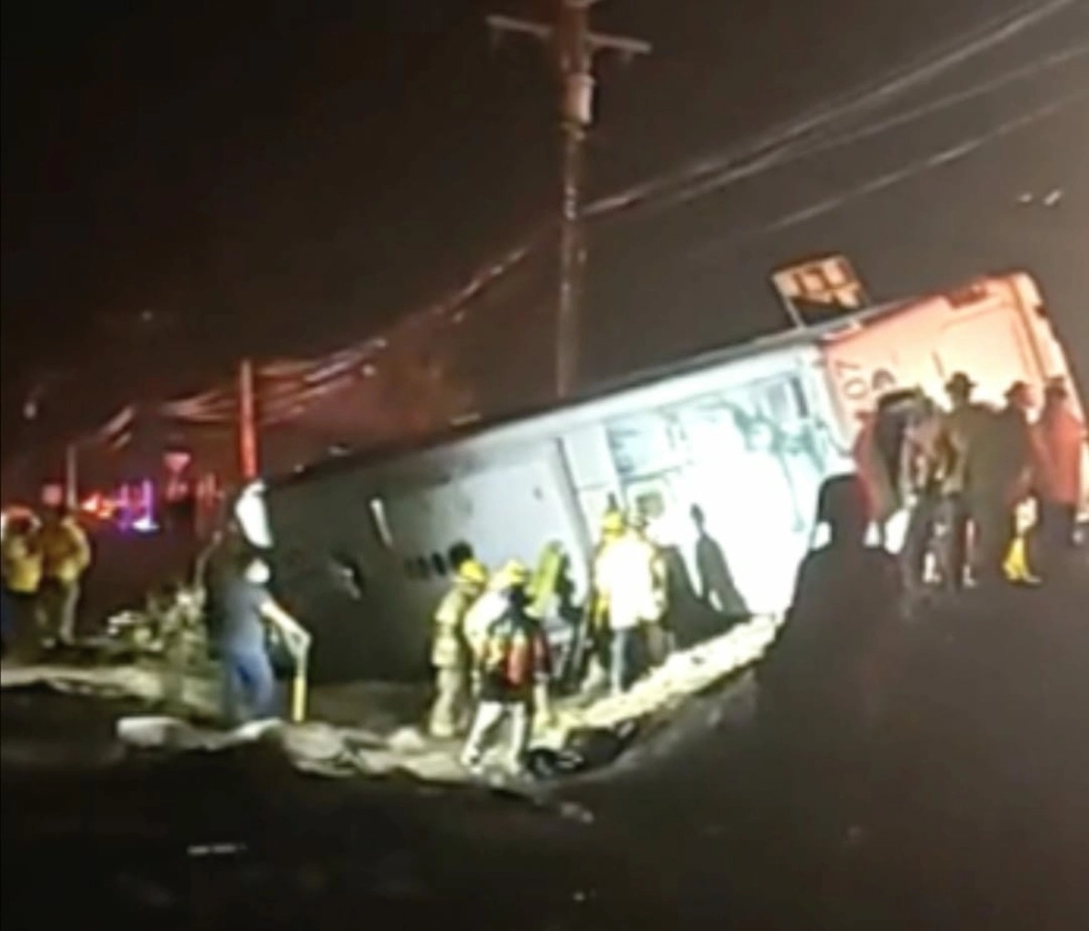 Un accidente carretero en Playas de Rosarito dejó un saldo de siete muertos y 30 heridos, de los cuales hay al menos 14 de gravedad. Foto cortesía ‘Lindero Norte’