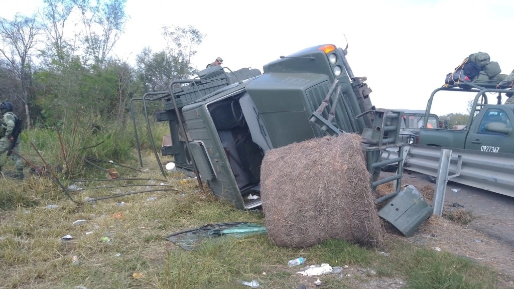 El camión de la Sedena volcó en el kilómetro 102 de la carretera nacional México-Laredo, a la altura del municipio Cerralvo en NL. Foto Proporcionada por la 48 Zona Militar 