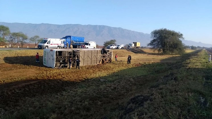 En el kilómetro 52 de la autopista Guadalajara- Colima, el camión de la empresa Larios Tours salió de la cinta asfáltica y quedó sobre su costado izquierdo. Foto tomada de Twitter @PCJalisco
