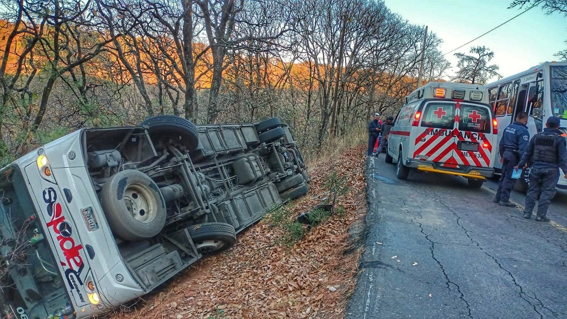 Al lugar del accidente fue enviado personal médico y ambulancias de la Cruz Roja. Foto cortesía Cruz Roja delegación Edomex