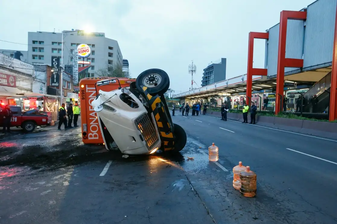 Un camión que transportaba garrafones de agua se volcó alrededor de las 6 de la mañana de sobre Calzada de Tlalpan, a un costado de la estación Ermita de la Línea 2 del Metro de la Ciudad de México. Foto Víctor Camacho