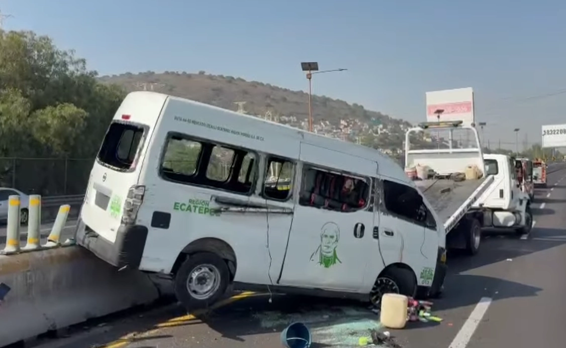 Por exceso de velocidad, una combi de pasajeros volcó en la carretera México-Pachuca dejando un saldo de 14 pasajeros lesionados. Foto 